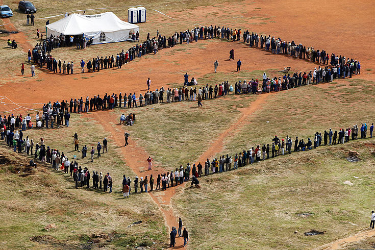  Picture from above: voting during the first democratic elections in South Africa in 1994