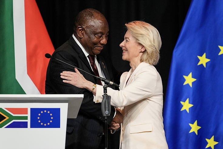 South African President Cyril Ramaphosa and European Commission President Ursula von der Leyen shake hands at the end of their media conference in Johannesburg, South Africa, November 20, 2025
