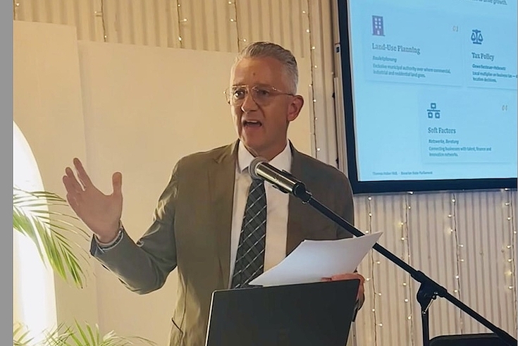 Man speaking: Thomas Huber, Member of the Bavarian State Parliament, during his engaging address at the Seasonal School for Councillors