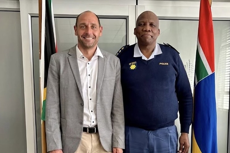 2 men: Hanns Seidel Foundation Resident Representative Hanns Bühler with the new Western Cape Provincial Commissioner of the South African Police Service, Lieutenant General Sizakhele William Dyantyi