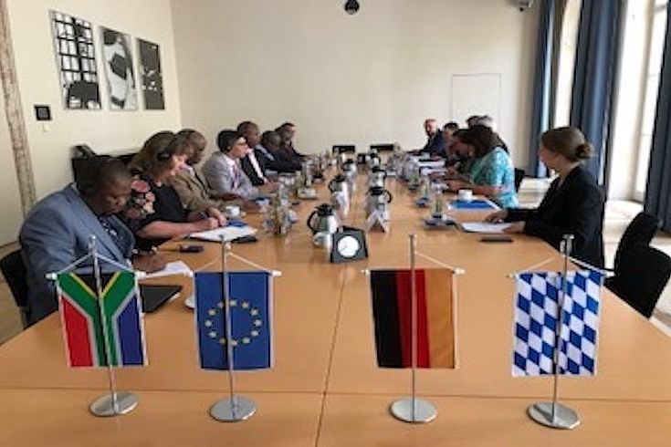 Delegation in discussion with Bavarian Experts