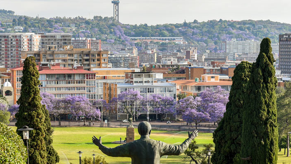 Die Skyline von Pretoria mit dem Monument des Nelson Mandela.