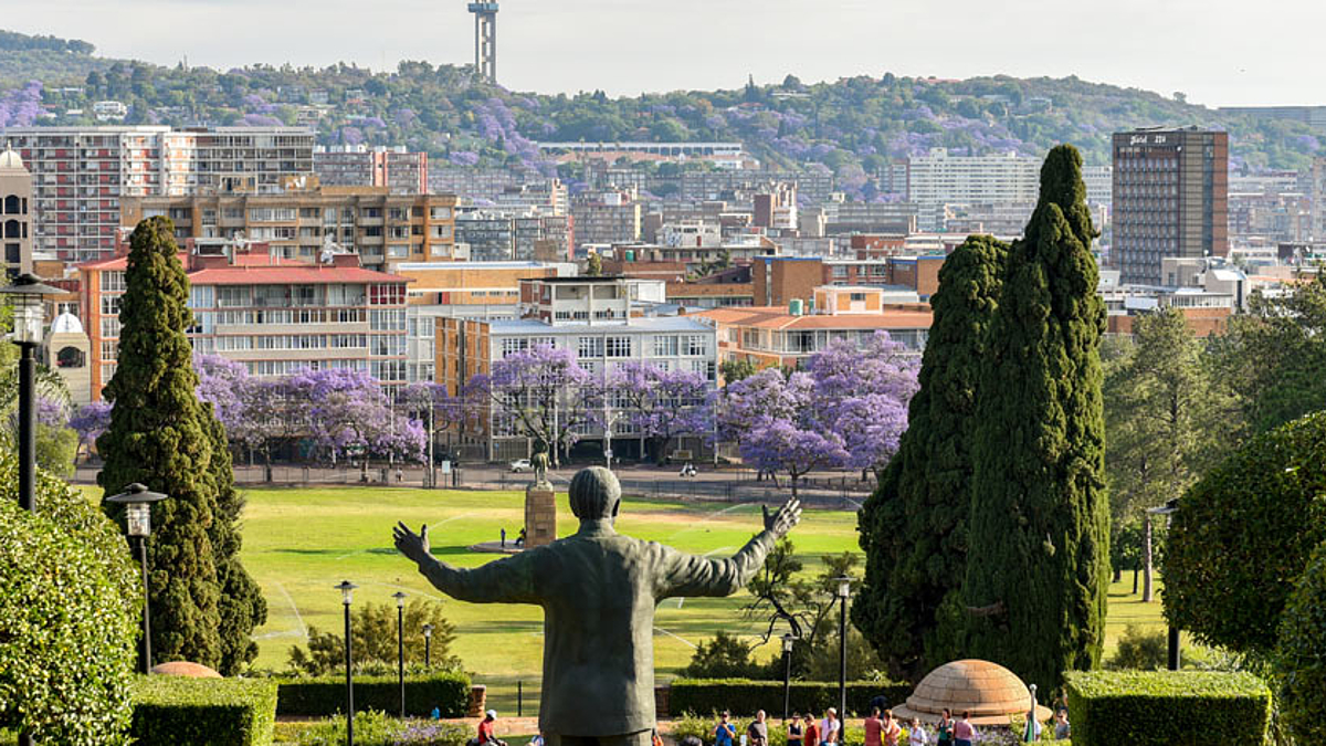 Die Skyline von Pretoria mit dem Monument des Nelson Mandela.